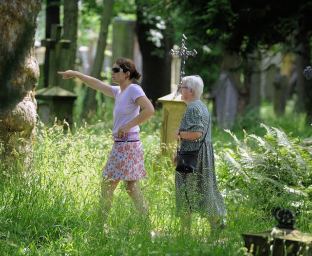 Vor 25 Jahren war sie Grndungsmitglie...der Exkursion auf dem Alten Friedhof.   | Foto: Rita Eggstein