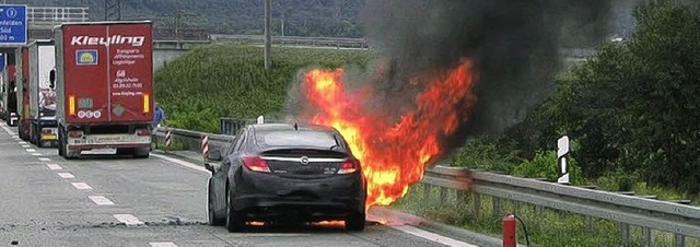 Wegen dieses Autobrands war die Autobahn gestern vier Stunden lang gesperrt.   | Foto: Polizei