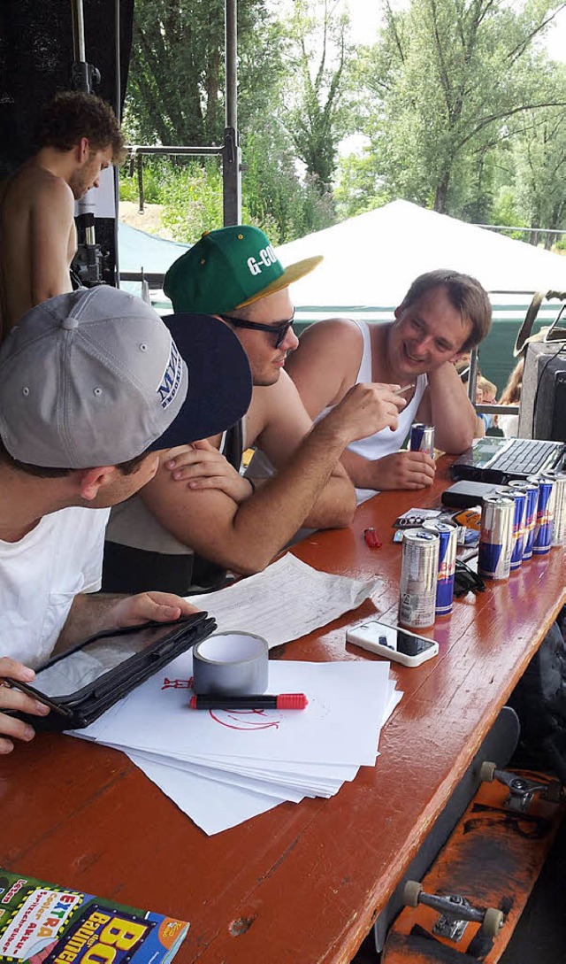 Die Juroren des Funpark-Festivals und ...as Dreschler (rechts) bei der Arbeit.   | Foto: Van Veen