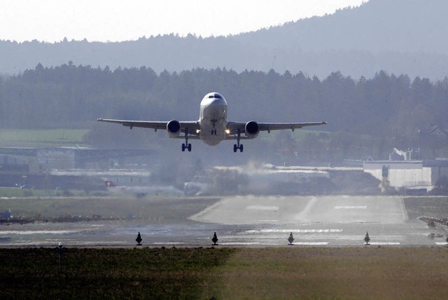 Eine verlngerte Piste 28 am Flughafen...soll Sdbaden vom Fluglrm entlasten.   | Foto: DPA/FAUTZ