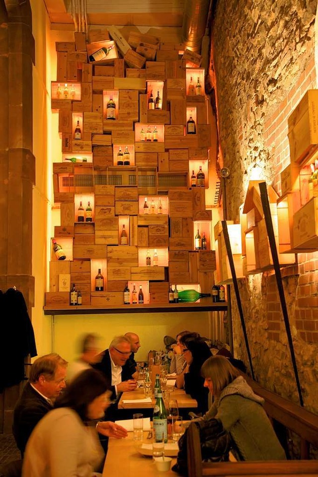 Der Blickfang des Lokals ist das Weinregel an der Stirnseite der Osteria.   | Foto: Privat