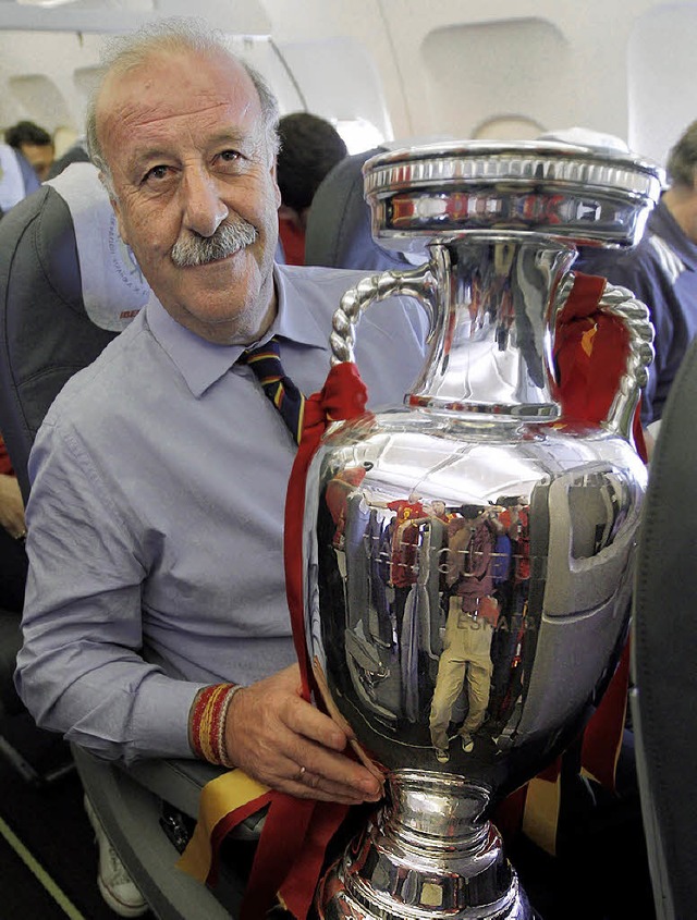 Momentan Everybody&#8217;s Darling: Trainer Vicente del Bosque mit Trophe  | Foto: dpa