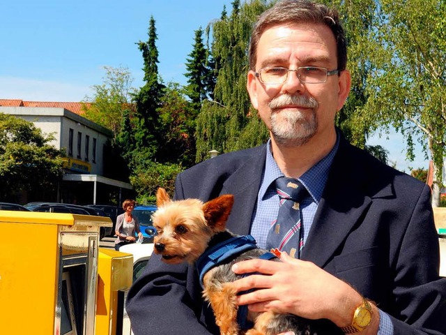 Anwalt Elmar Vitt mit seinem Hund Sir Monti.  | Foto: dpa