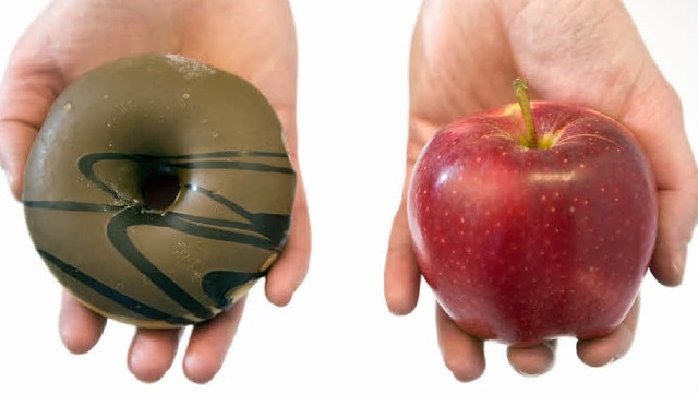 Donut oder Apfel? Wer dauerhaft abnehm...ewegung in seinen Alltag integrieren.   | Foto: dpa