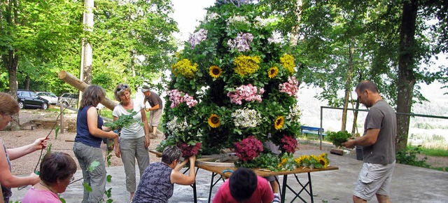 ber zwei Meter hoch ist die Blumenkro...st in Hgelberg im Mittelpunkt steht.   | Foto: Dietrich