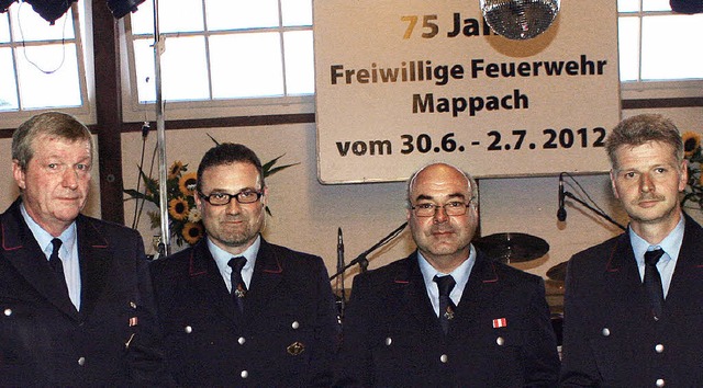 Uwe Breunig und Christian Argast (v.r....ender Hauptbrandmeister Werner Schmid.  | Foto: cremer