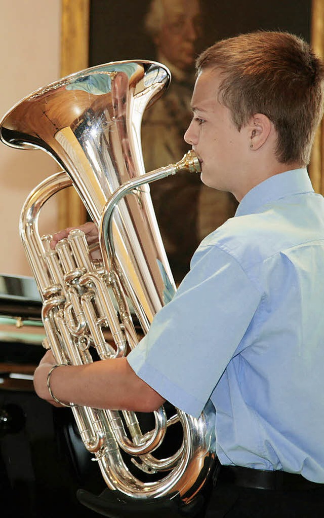 Mit zwlf Jahren der jngte Solist: Jonas Schwrzel beherrscht das Euphonium.  | Foto: Decoux-Kone