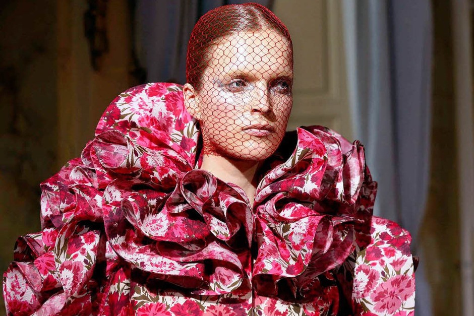 Kleid mit Blumenmustern und üppigem Kragen von Giambattista Valli (Foto: AFP) Kleid mit Blumenmustern und üppigem Kragen von Giambattista Valli (Foto: AFP)