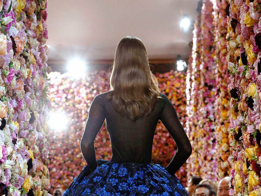 Ein Blumenmeer an den Wnden und auf dem Rock bei der Schau von Dior