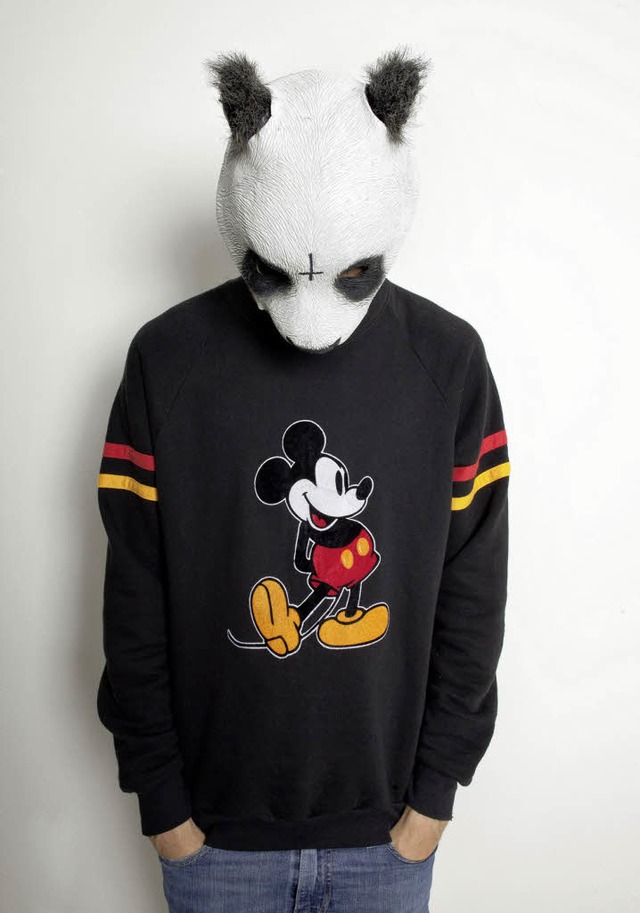 Pandamaske und Micky-Maus-Shirt: Cro   | Foto: promo