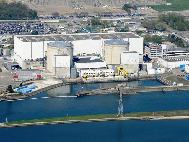 Das Atomkraftwerk Fessenheim direkt am Rheinseitenkanal  | Foto: dapd