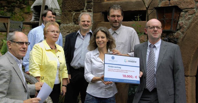 10000 Euro ber  die Deutsche Stiftung...itekt Stefan Blum und Bertram Jenisch.  | Foto: Pia Grtttinger