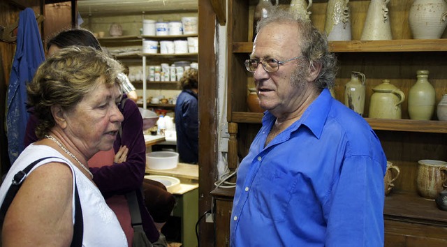 Zur Erffnung der Ausstellung gab es s....  Rechts Walter Sekinger im Gesprch.  | Foto: Hge