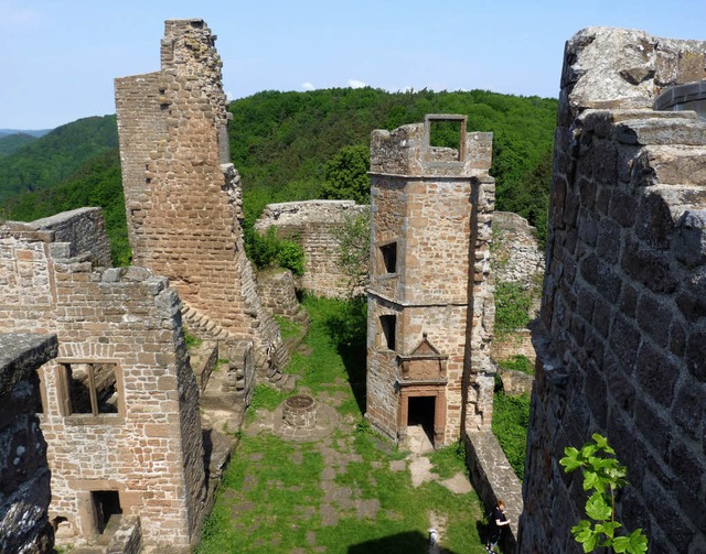 Eine der grten und schnsten Burgrui... die Madenburg mit ihren Treppentrmen  | Foto: Rolf Mller