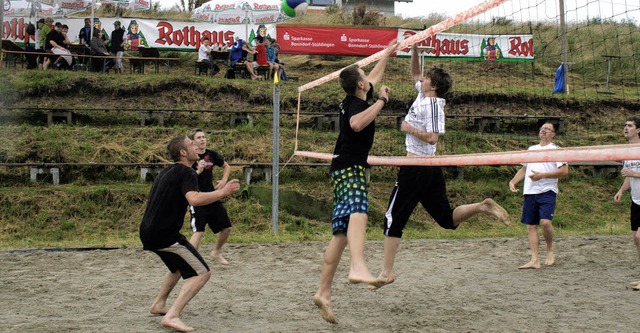 Mit vollem Krpereinsatz auch bei nass...n Beach Volleyball Turniers in Berau.   | Foto: Luisa Denz