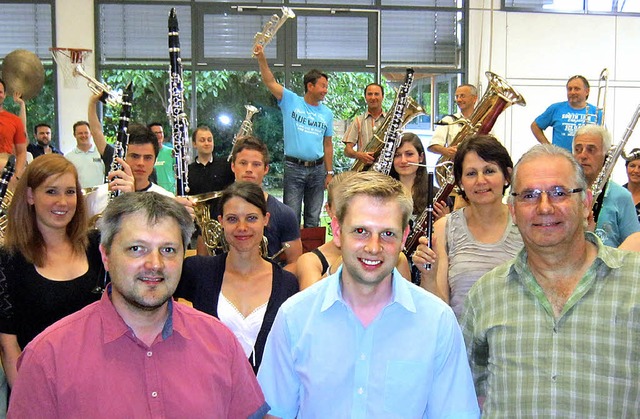 Dennis Laile (Mitte) mit den Musikvere...sowie einem hochmotivierten Orchester.  | Foto: A. Freyer