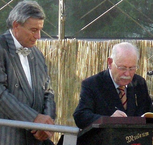 Bernd Schneider (l.), Leiter des Schul...Goldene Buch von Badenweiler eintrgt.  | Foto: Cornelia Weizenecker