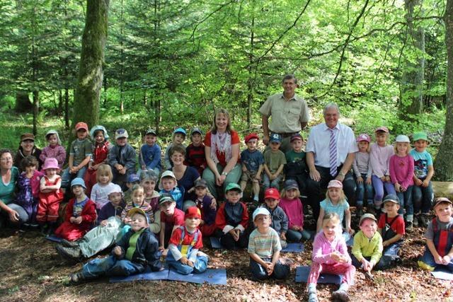 Hoher Besuch fr die Kinder im Wald