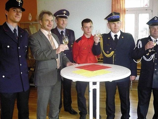 Der stellvertretende Pfaffenweiler Kom...zum Feuerwehrjubilum gekommen waren.   | Foto: Franz Hilger