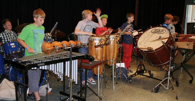 Das Schlagzeugensemble der Musikschule...bacher Oben-Air musikalisch ins Zeug.   | Foto: Gerd Sutter