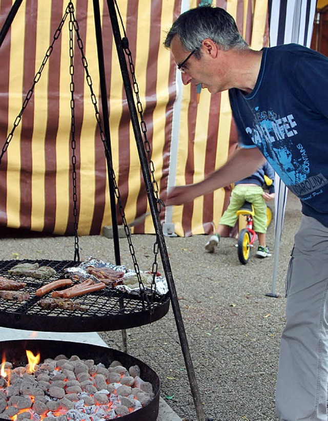 Beim Dorfhock in Krnberg wurde herzhaft  gegrillt.   | Foto: Hege