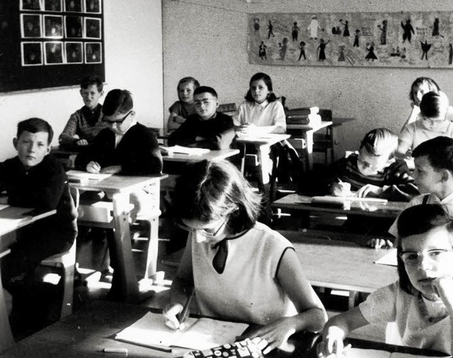 Blick in das Klassenzimmer: Die Jungs ...en hinter ihm sa  Bernhard Schtzle.   | Foto: PrivaT