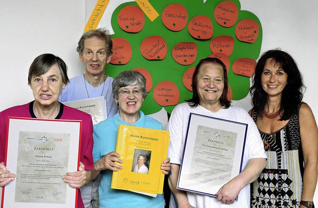 Fit fr den Ruhestand: Teilnehmer des ...8220; prsentieren ihre Zertifikate.    | Foto: Thomas Kunz