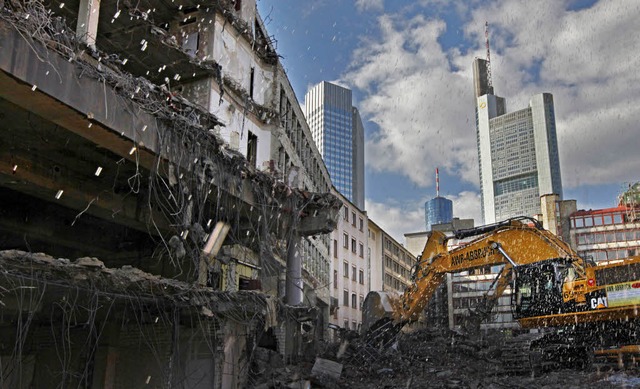 Szene mit Symbolkraft: Ein Bagger rei...ude in Frankfurts Bankenviertel ab.    | Foto: dapd