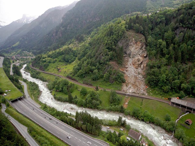 Die Gotthard-Bahnstrecke nach einem Mo... Ein Fels war auf die Gleise gestrzt.  | Foto: dpa