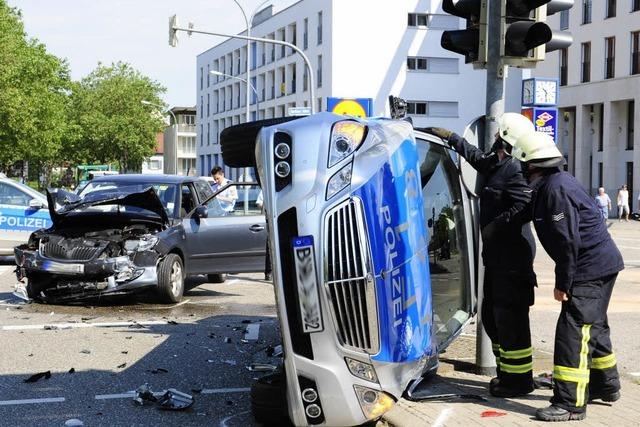 Auto rammt Polizeiwagen bei Blaulichtfahrt – drei Verletzte