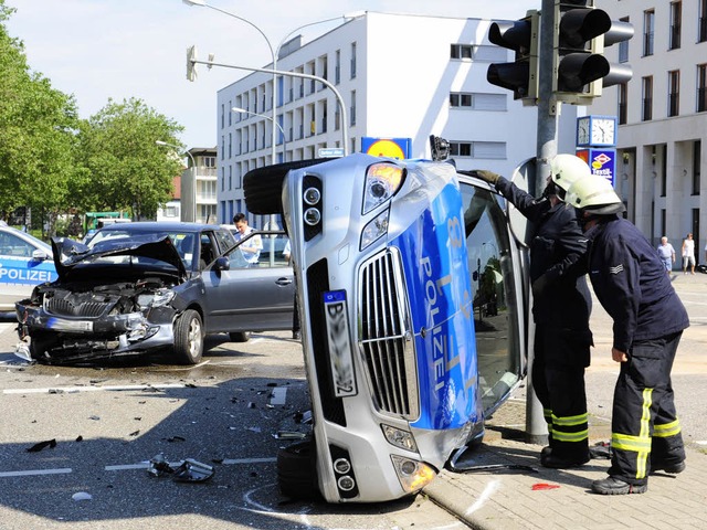 Der Streifenwagen wurde durch den Zusammenprall an einen Ampelmasten gedrckt.  | Foto: Ingo Schneider