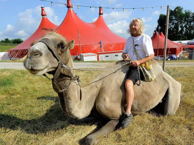 Ein Bild aus dem Jahr 2010: Akhum und Tierpfleger Peter Mattuschek.  | Foto: Ingo Schneider