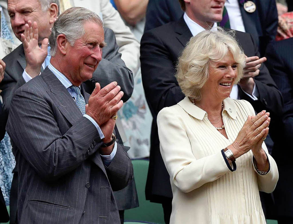 Prinz Charles und Camilla applaudieren Roger Federer.