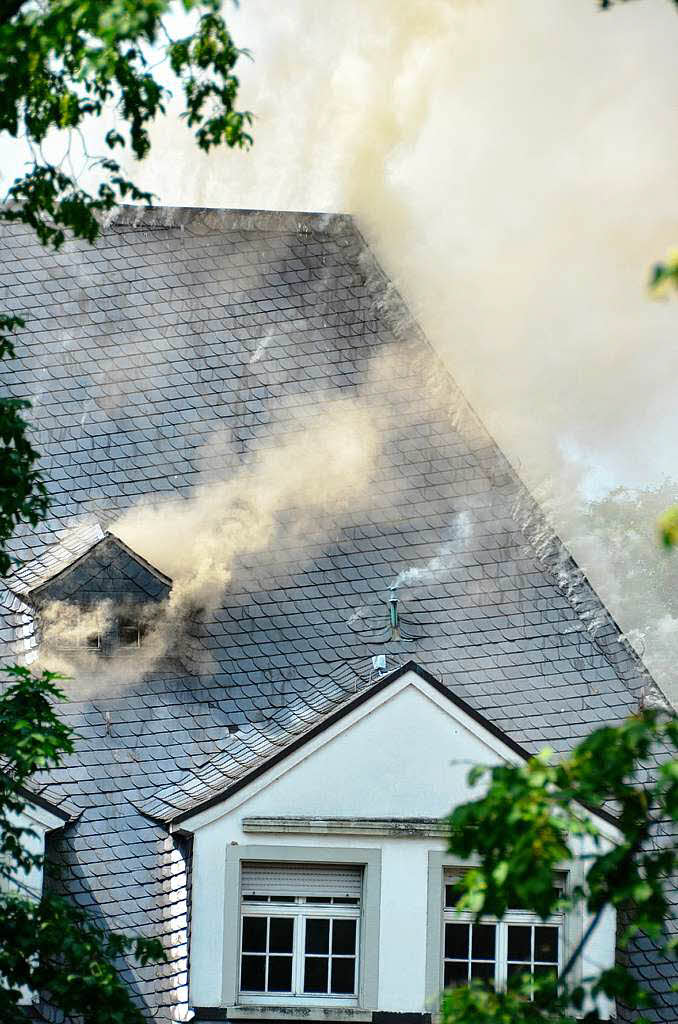 Grobrand in Offenburg – Dachstuhl der Villa Bauer in Flammen