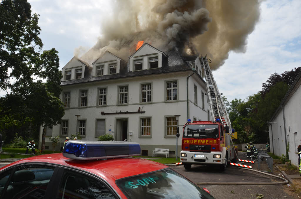 Grobrand in Offenburg – Dachstuhl der Villa Bauer in Flammen