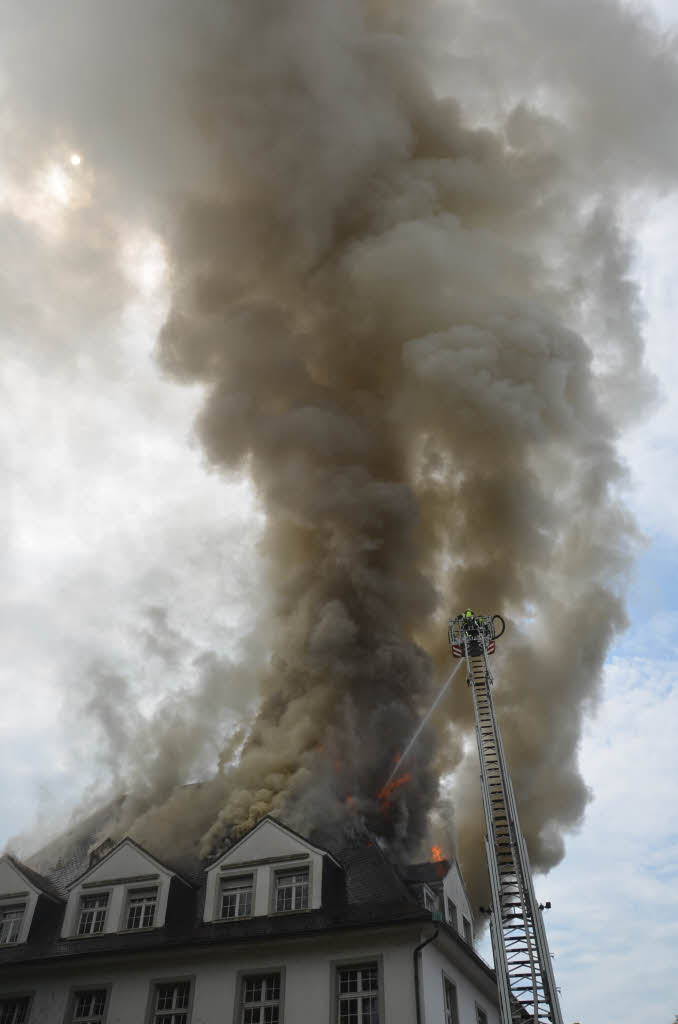 Grobrand in Offenburg – Dachstuhl der Villa Bauer in Flammen