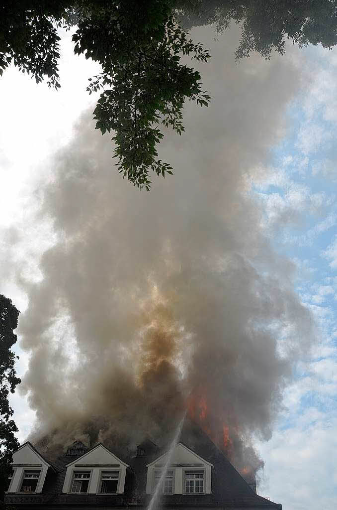 Grobrand in Offenburg – Dachstuhl der Villa Bauer in Flammen