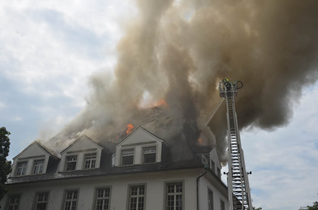 Grobrand in Offenburg – Dachstuhl der Villa Bauer in Flammen