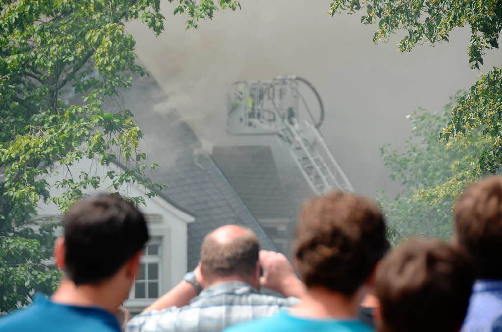 Grobrand in Offenburg – Dachstuhl der Villa Bauer in Flammen