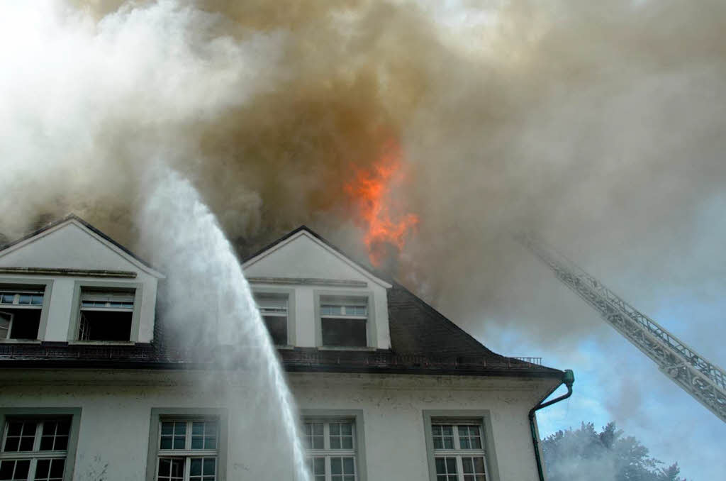 Grobrand in Offenburg – Dachstuhl der Villa Bauer in Flammen