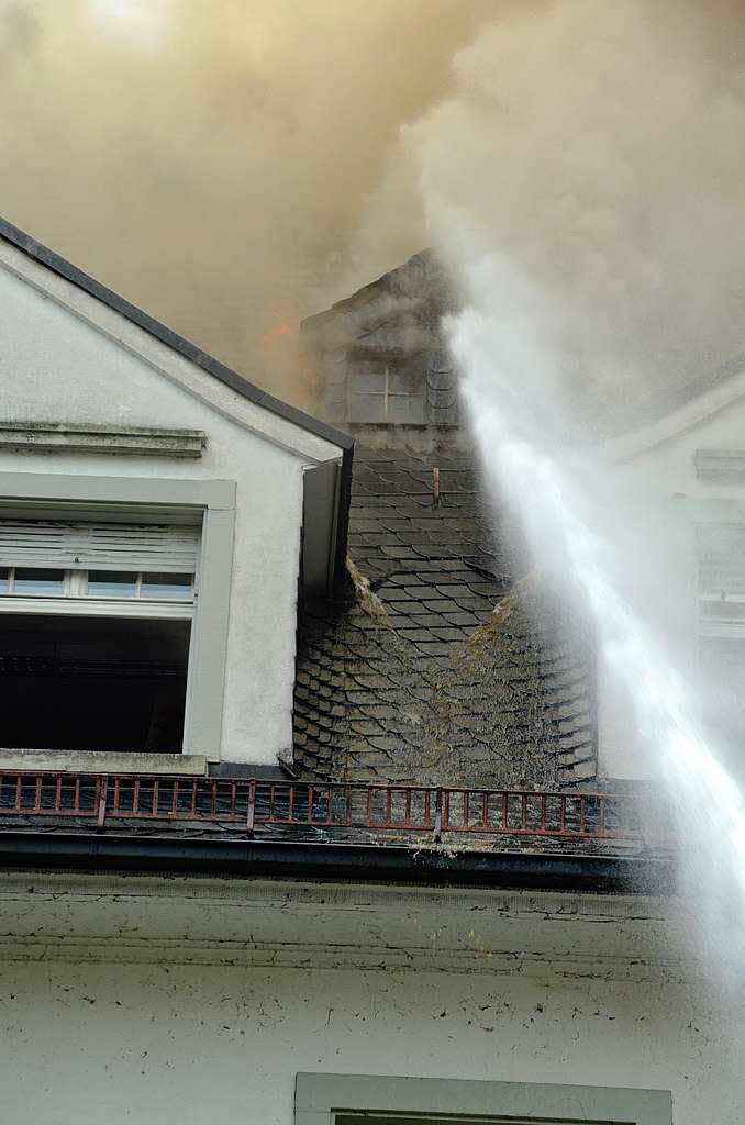 Grobrand in Offenburg – Dachstuhl der Villa Bauer in Flammen