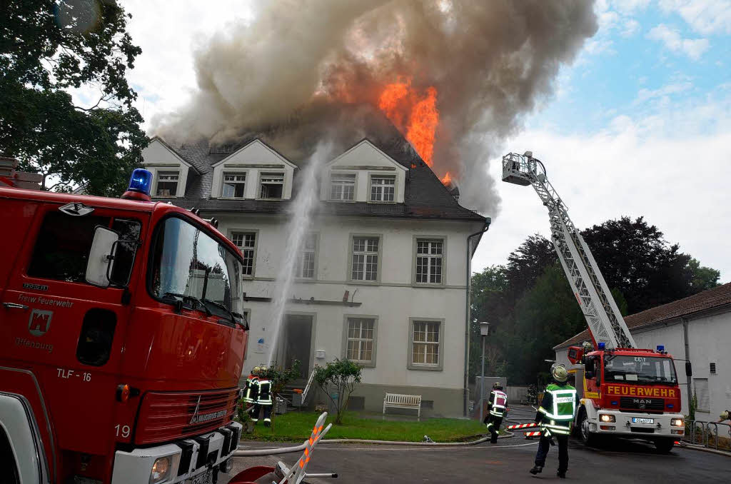 Grobrand in Offenburg – Dachstuhl der Villa Bauer in Flammen