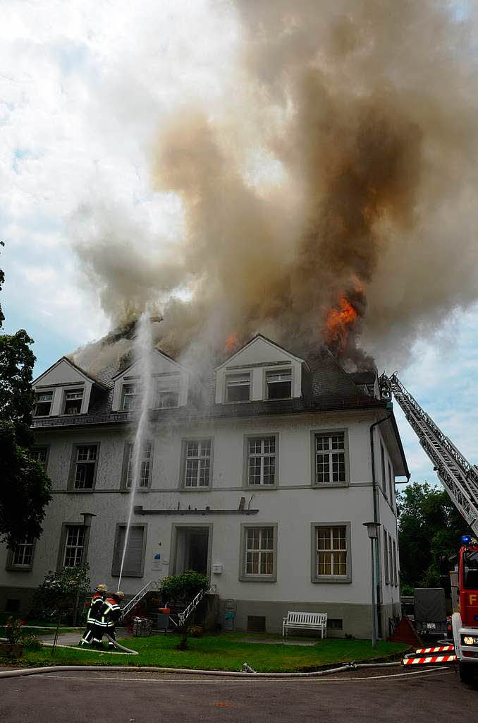 Grobrand in Offenburg – Dachstuhl der Villa Bauer in Flammen