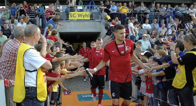 Mit viel Beifall begrt wurden die Spieler des SC Freiburg im Wyhler Stadion.   | Foto: Jrgen Schweizer