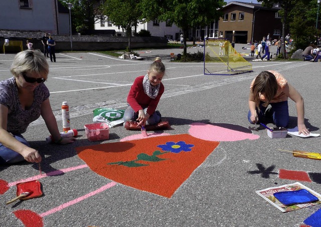 Sabine Kramer und   Lina und Tina aus ...en bei den Projekttagen fleiig mit.    | Foto: DIETER MAURER