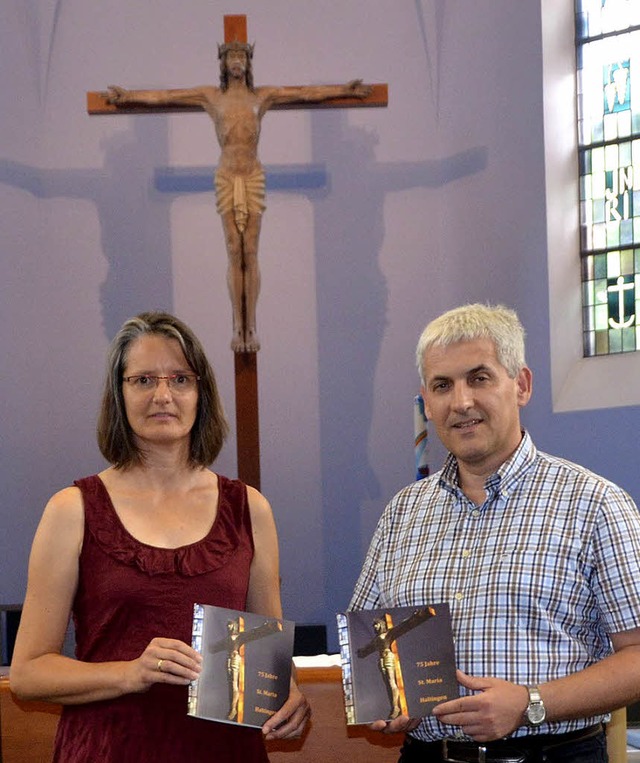 Susanne Mayer und Pfarrer Stephan Sailer mit der Festschrift  | Foto: Steineck