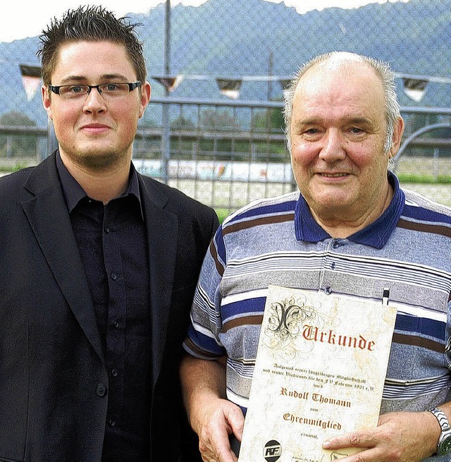 Zwei, die sich fr den FV Fahrnau mit ...as neue Ehrenmitglied Rudolf Thomann.   | Foto: Edgar Steinfelder