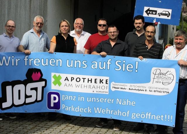 Helmut Steinebrunner (rechts) und die ...s Parkdecks wieder mehr Kunden bringt.  | Foto: jrn kerckhoff