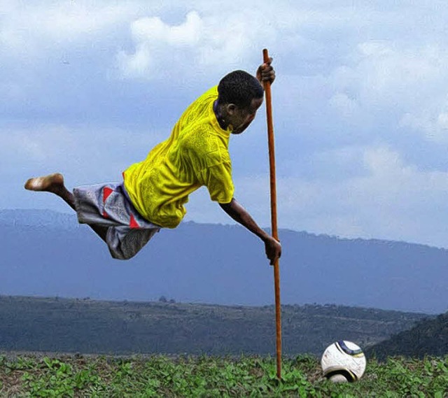Einbeiniger Junge in Tansania beim Fu...;Huduma ya Walemavu&#8220; hilft ihm.   | Foto: Wolfgang Fritz/Caritas International