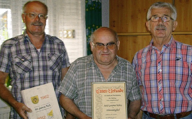 Adolf Khny (Mitte) berreichte Gerhar... Jahre Mitgliedschaft ausgezeichnet.    | Foto: Chris Rtschlin